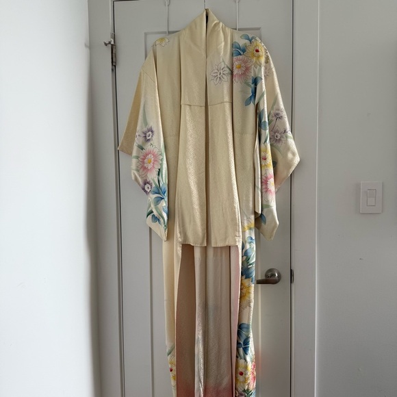 Vintage yellow Japanese silk kimono haori robe jacket with hand painted flowers - Picture 3 of 8